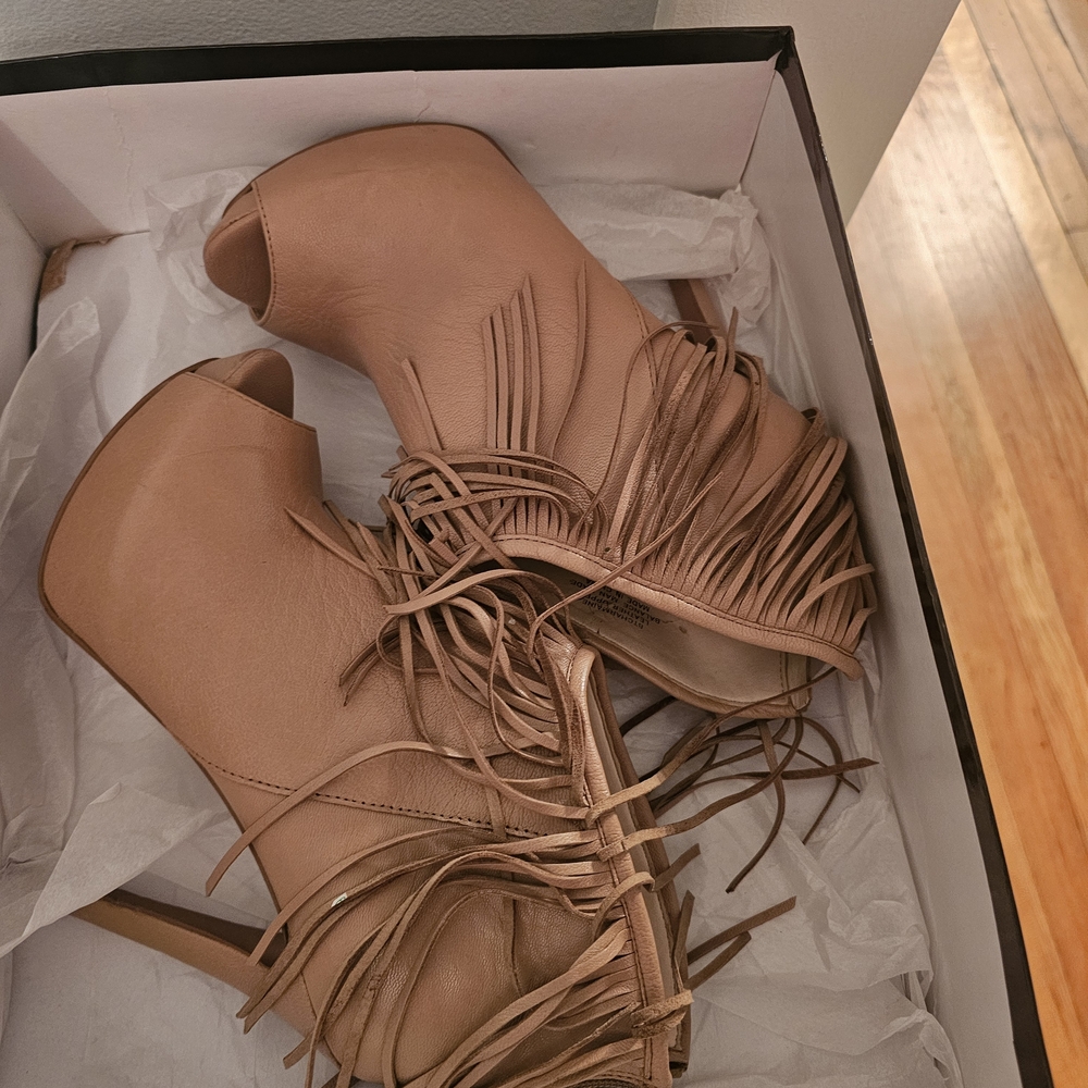 Chic Fringed Heeled Boots in Brown